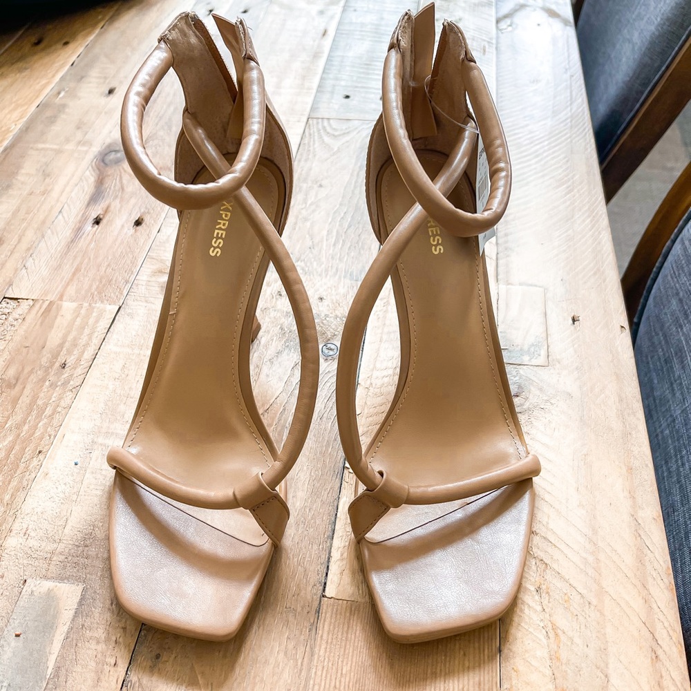 Tubed strapped heel sandal